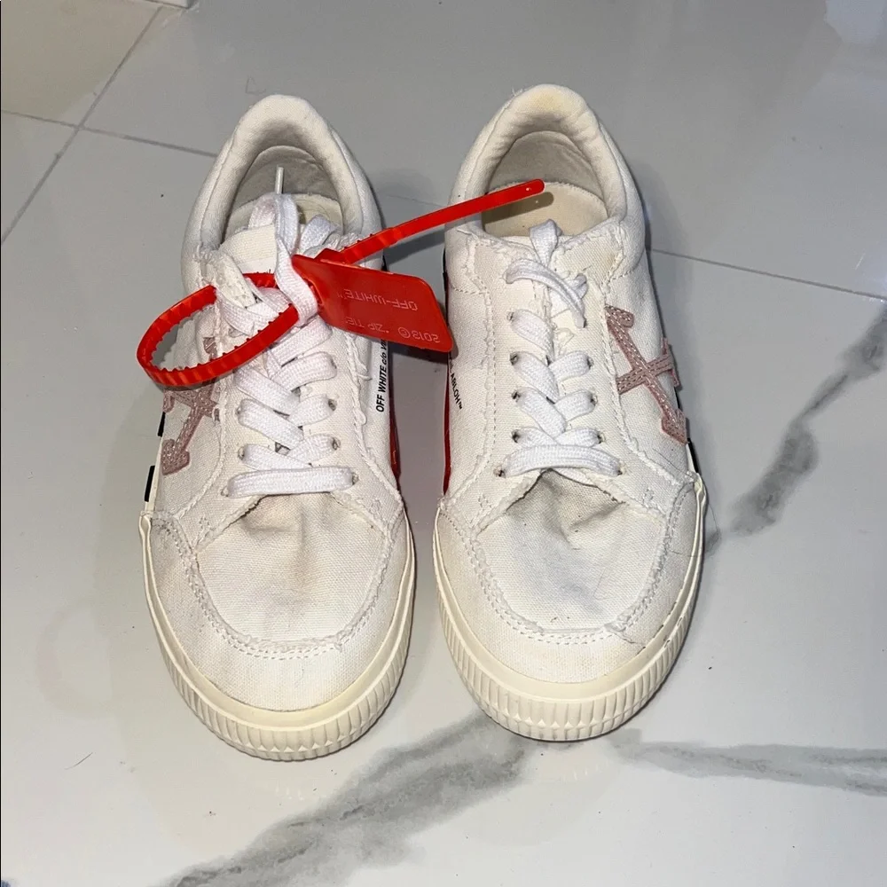 🚨SEND OFFERS🚨 Off-White White and Red Sneakers
